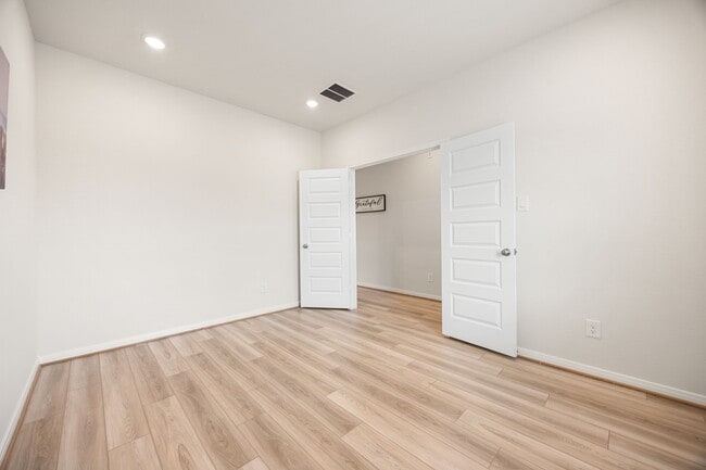 Foto del edificio - 2226 Royal Ann Wy