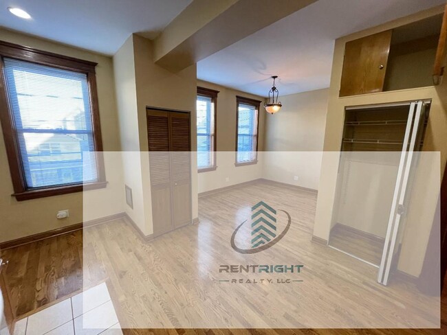 Foto del edificio - 1357 N Ashland Ave