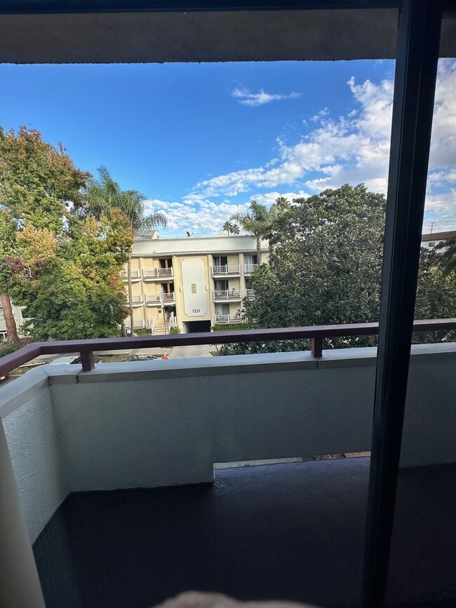 Balcony - 121 S Swall Dr