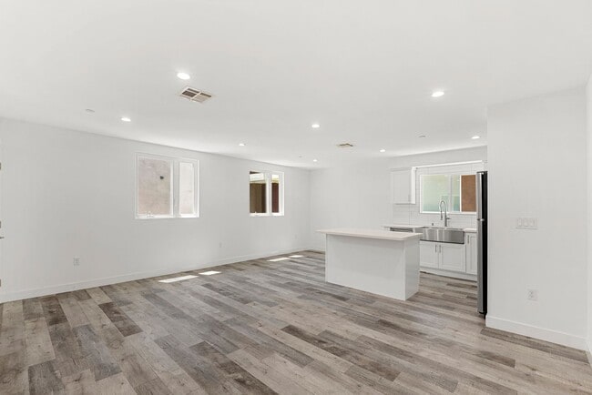 Building Photo - 10853 Hartsook St