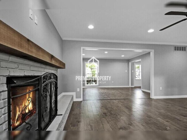 Building Photo - 2131 Hundred Oaks Cove