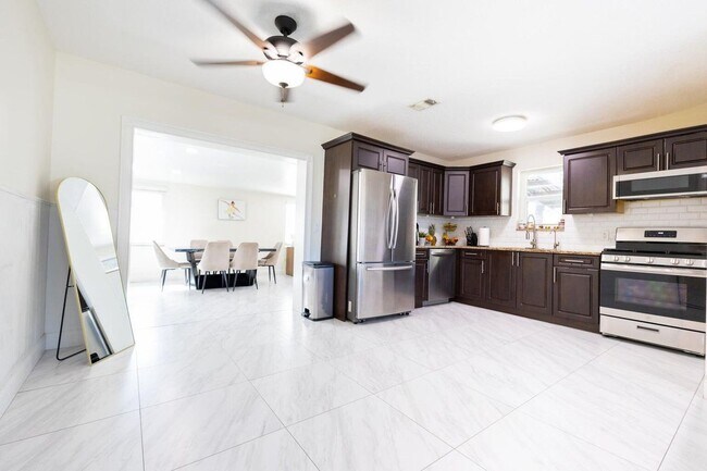 Foto del edificio - 5763 Purdy Ln