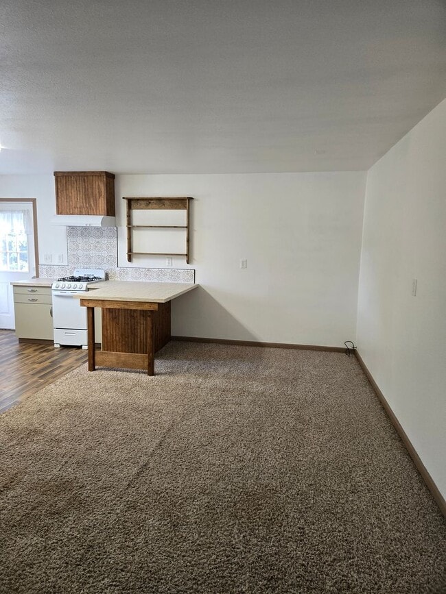 Building Photo - STATUS: AVAILABLE |R21| $1200 + $250 flat ...