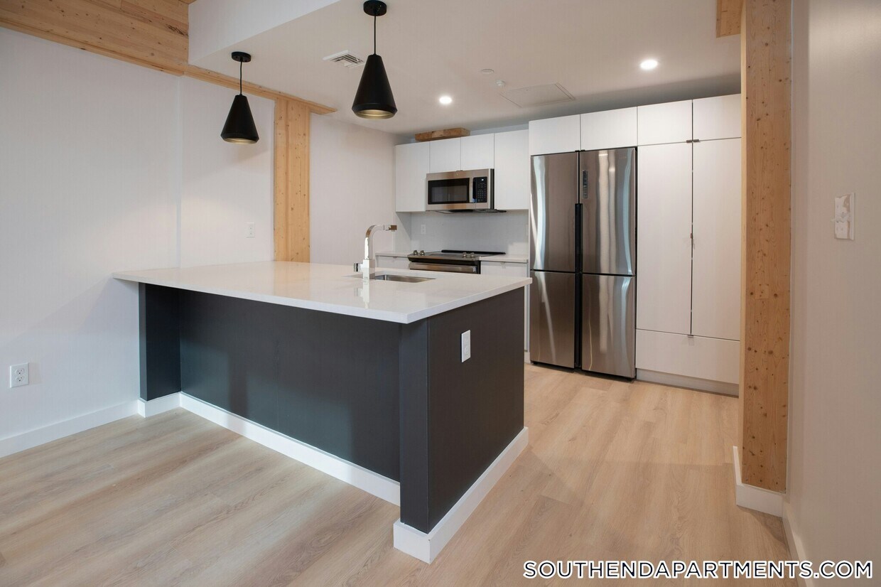 Primary Photo - 11 E Lenox St