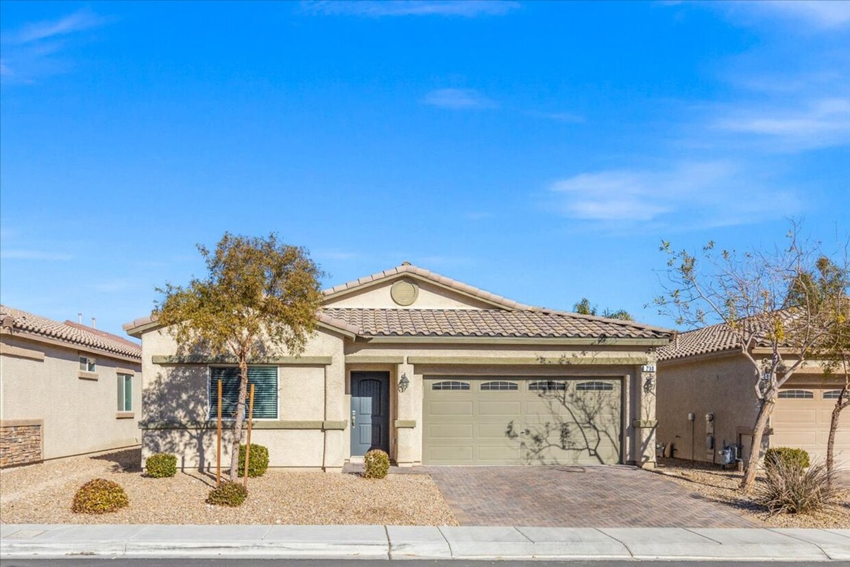 Primary Photo - Ultra-Modern Single Story Home near the M ...