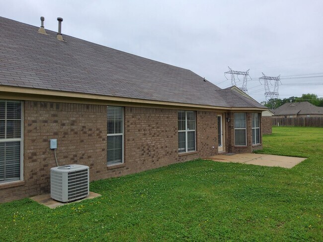 Foto del edificio - Modern Southaven Home with Two-Car Garage