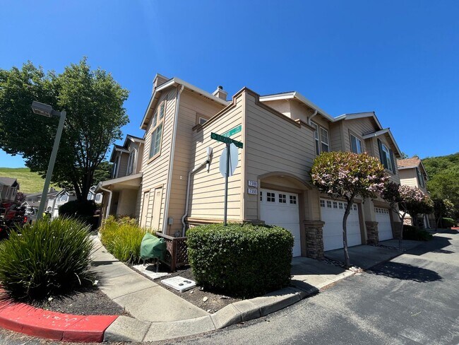 Building Photo - Two Bedroom Townhouse in Dublin!!