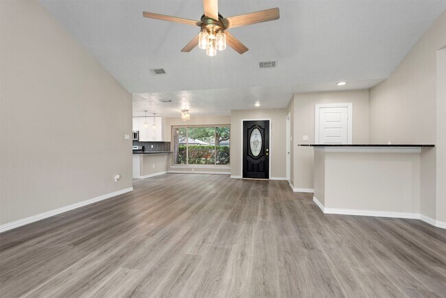 Foto del edificio - 8363 Pebbledowne Dr
