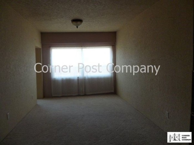Building Photo - 1104 La Luz Dr NW