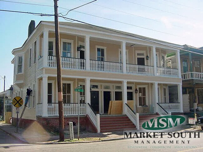 Building Photo - DOWNTOWN 3 BEDROOM!