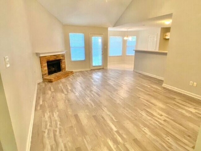 Foto del edificio - Now Leasing A 3 Bedroom 2 Bath Home In Cor...