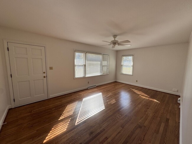 Foto del edificio - Available to Show