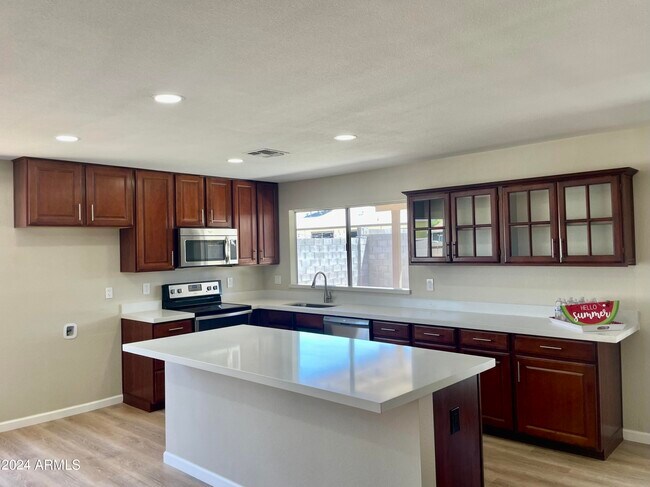 Building Photo - 10021 N 47th Dr