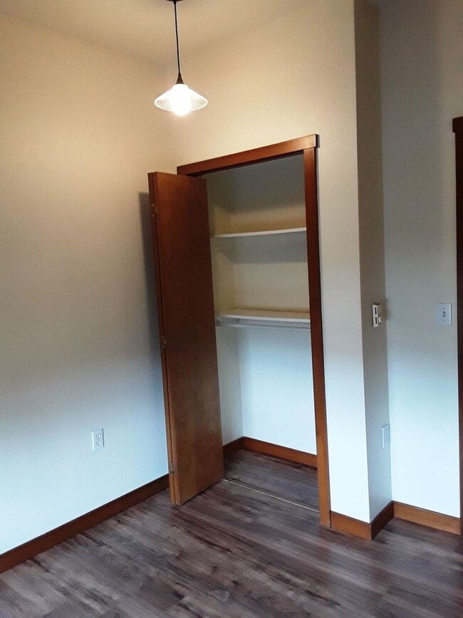Building Photo - Beautiful Corner Condo In Central Location