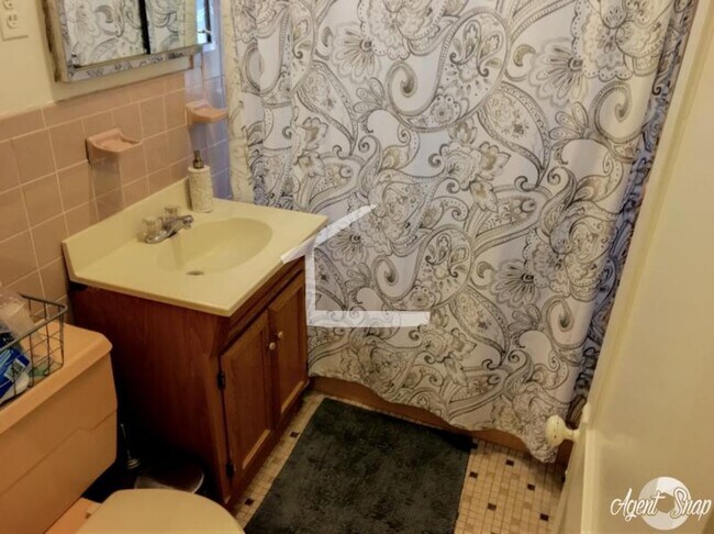 Building Photo - Great 2 Bed Steps from the Green Line Available 6/1/26