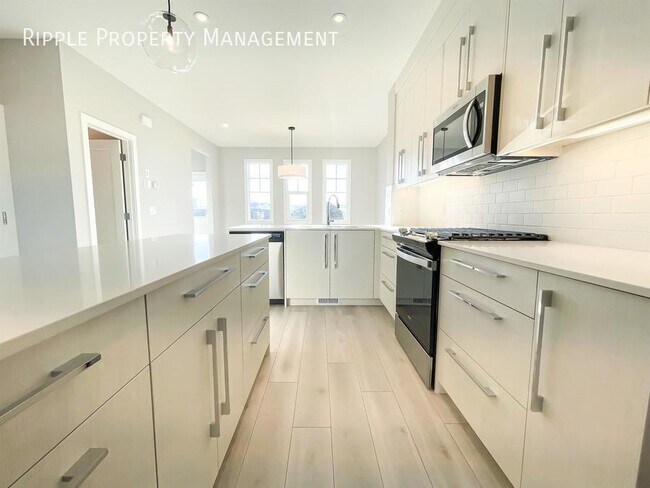 Photo du bâtiment - Modern 3 Beds, 2.5 Baths Main Floor/ Upper...