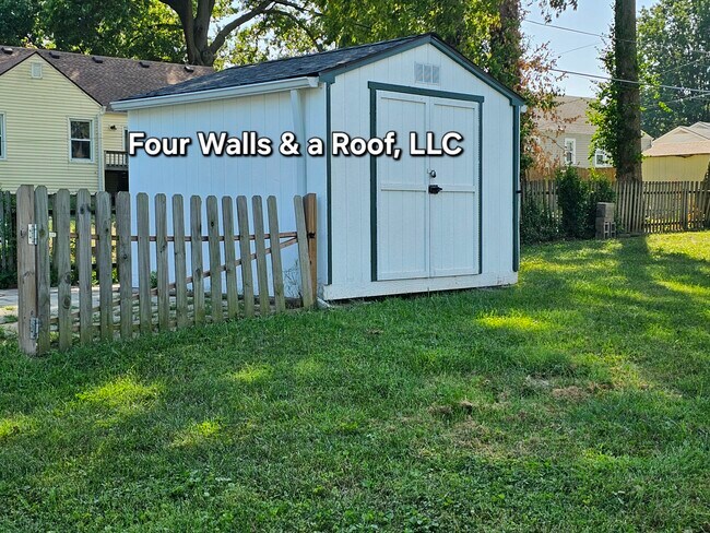 Cobertizo en el patio trasero - 9623 E 32nd St S