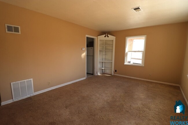 Building Photo - Cute 2 Bedroom 1 Bath House!