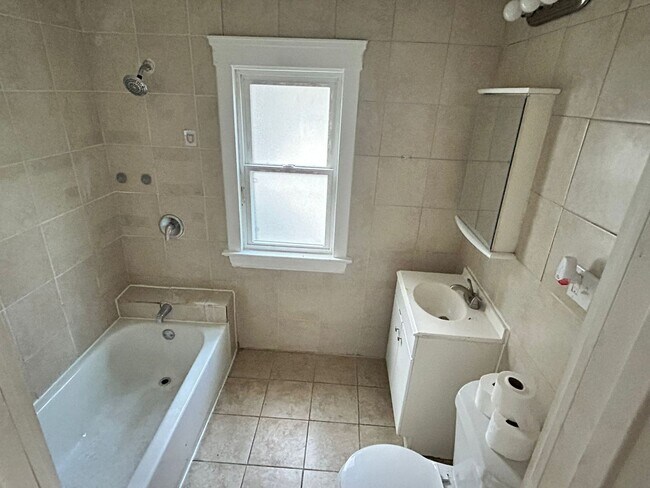 Building Photo - Large 3 Bedroon Single Home Westside Cleve...
