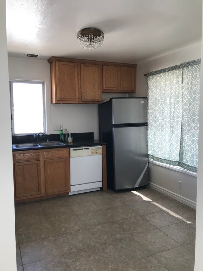 Sendero a través del parque Frazier-Rowe en Briarcliff, Decatur, GA - 1219 Savona Pl