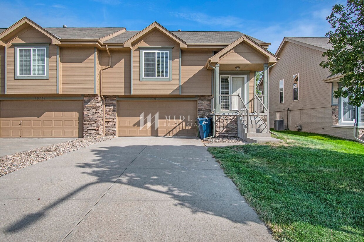 Primary Photo - Elkhorn 3 Bedroom Townhome!