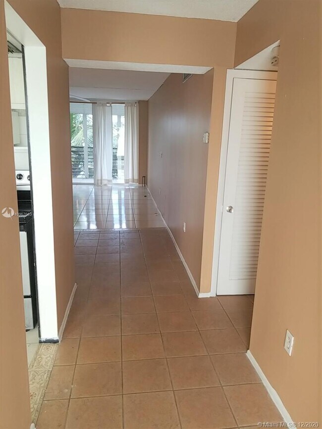 Building Photo - 1075 NE Miami Gardens Dr