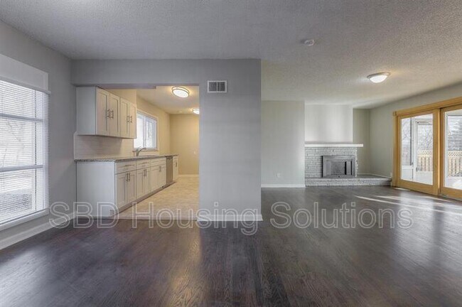 Building Photo - 2811 S Hardy Ave