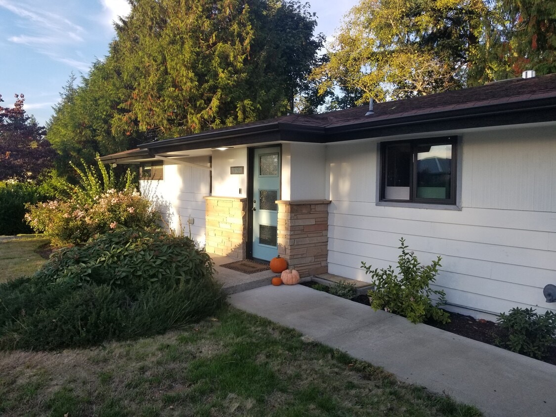 Welcome home! - 13012 Shorewood Dr SW