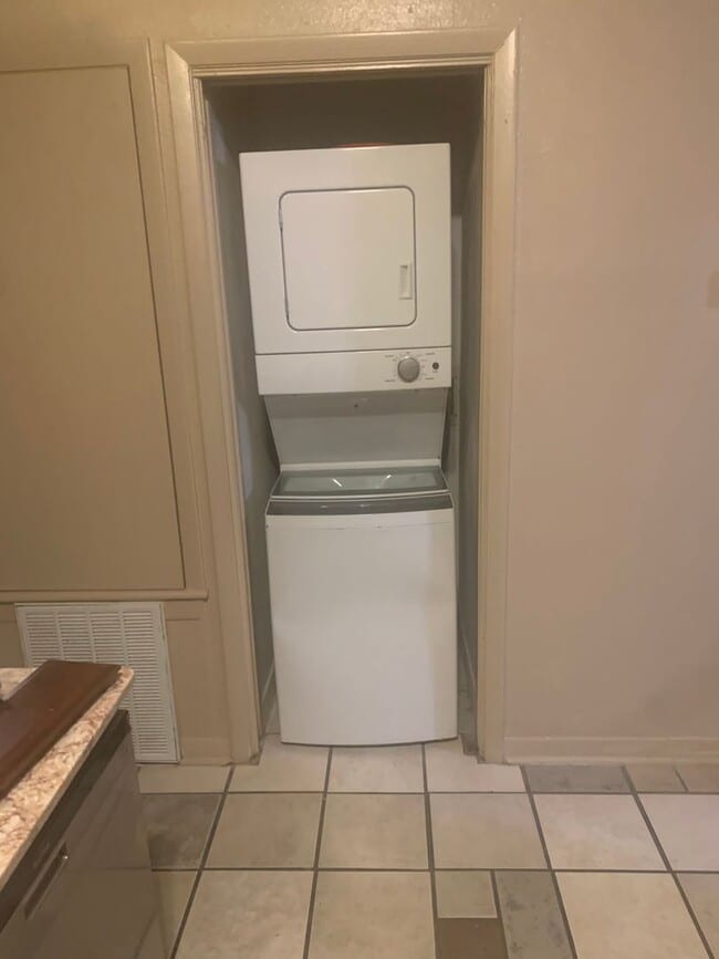 Building Photo - Somerset West Campus - 3BD/2BA - Reserved Parking - W/D - Shuttle Stop - $2200