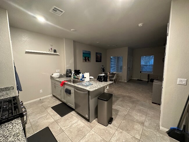 Foto del edificio - 7446 Sunray Point St