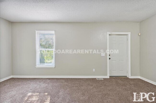 Building Photo - 1724 Ottawa Dr