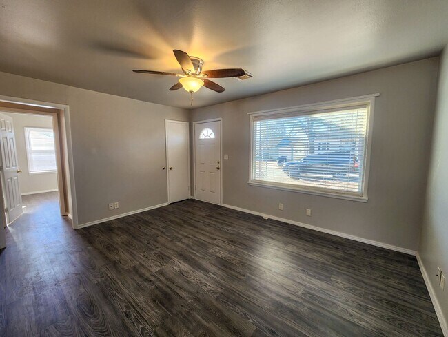 Foto del edificio - Cute 2 bed 1 bath house with 1 car garage
