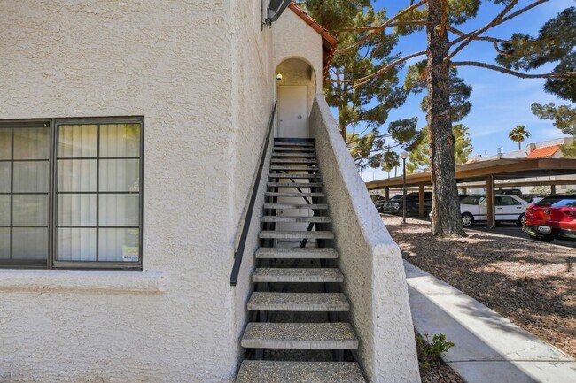 Foto del edificio - Upgraded 2 bedroom 2 bath upstairs condo