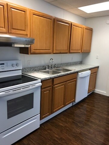 Kitchen, features granite counters - 412 E Main St