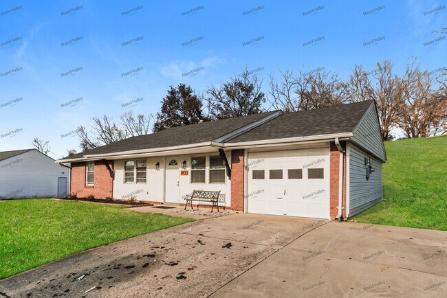 Foto del edificio - 2400 Mack Rd