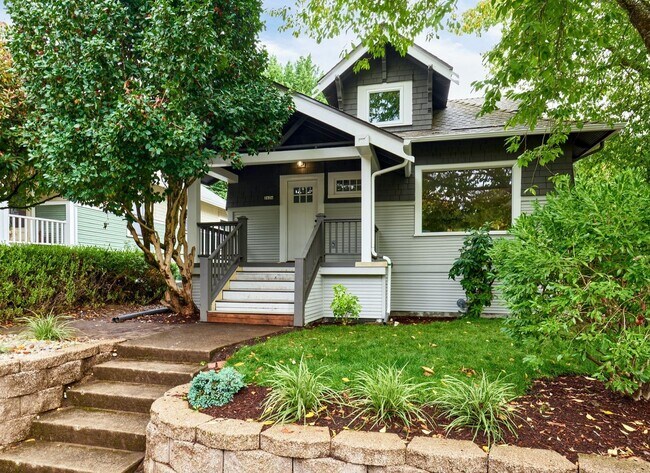 Building Photo - 4 Bed, 3 Bath Remodeled Home Near Mt Tabor...