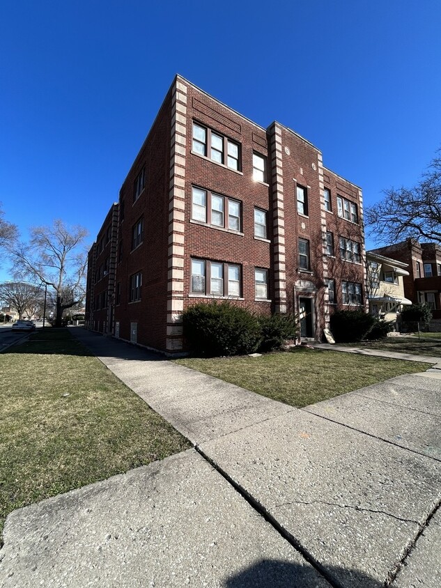 Primary Photo - 10801 S Prairie Ave