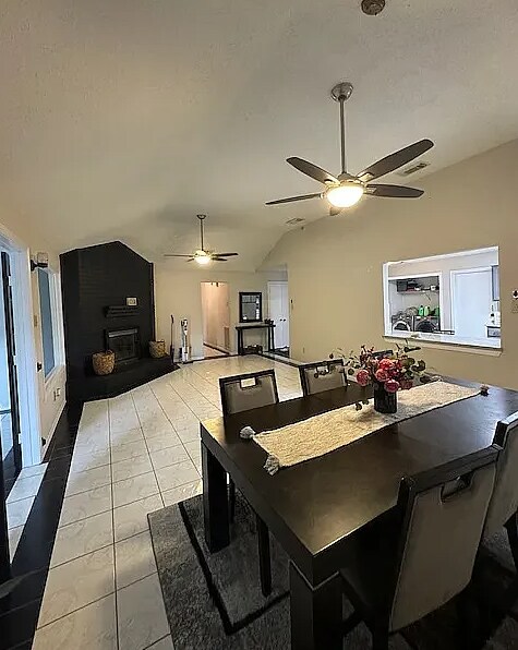 COMEDOR/SALA DE ESTAR - 1219 Lynn Ln