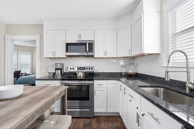 Building Photo - 845 Main St