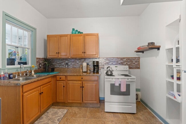 Building Photo - Charming 2 bed furnished Duplex