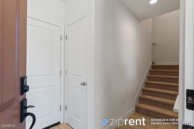 Building Photo - 2 br, 2.5 bath Townhome - 33475 Alvarado-N...