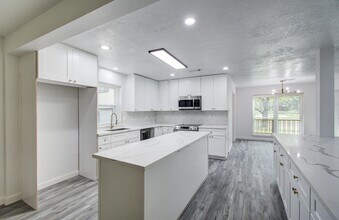 Building Photo - 812 Stone Mountain Dr