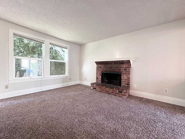 Foto del edificio - Great Central Portland Triplex 2 Bed 1 Bath!