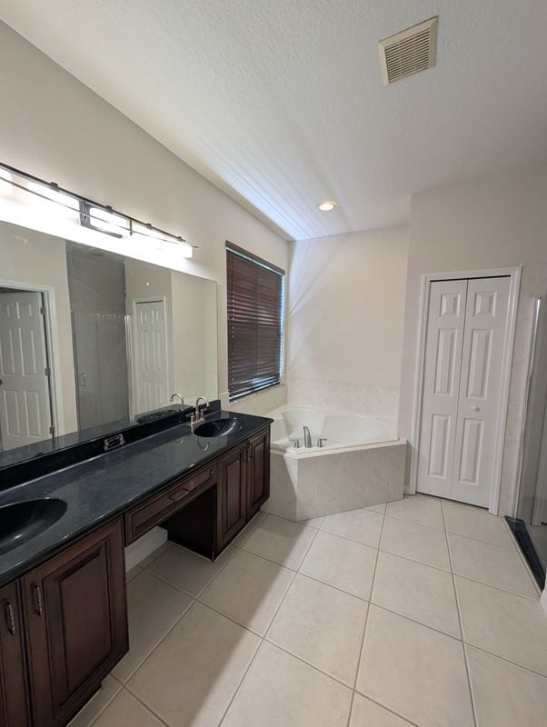 Building Photo - 14239 Lake Live Oak Dr