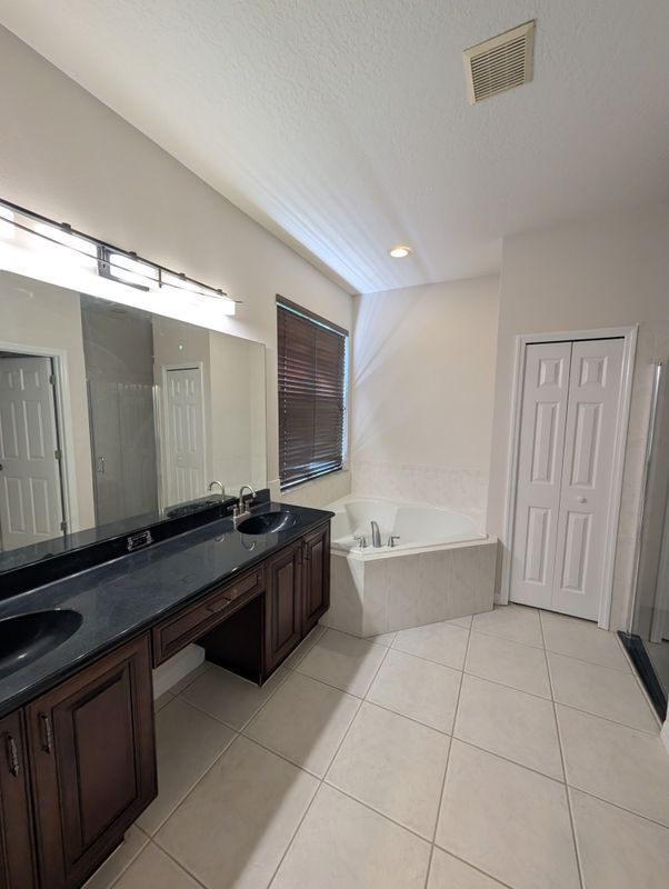Foto del edificio - 14239 Lake Live Oak Dr