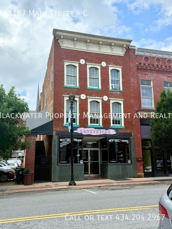 Building Photo - 1107 Main St
