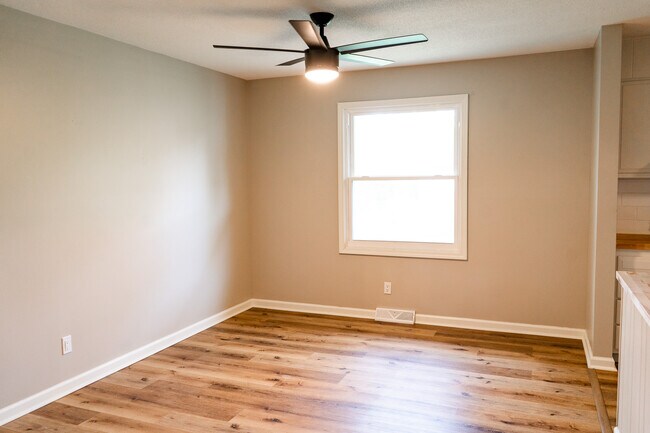 Foto del edificio - 4200 Crestfield Rd