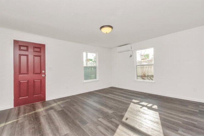 Building Photo - 7019 Bonham St