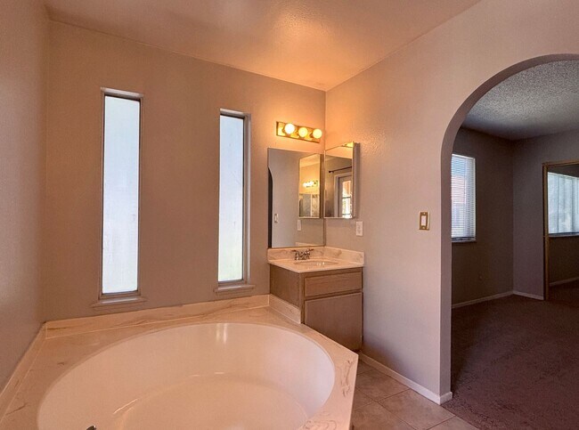 Foto del edificio - Upstairs two bedrooms, two bathroom condo unit. With brand new shower. Condo had recent updates. ...