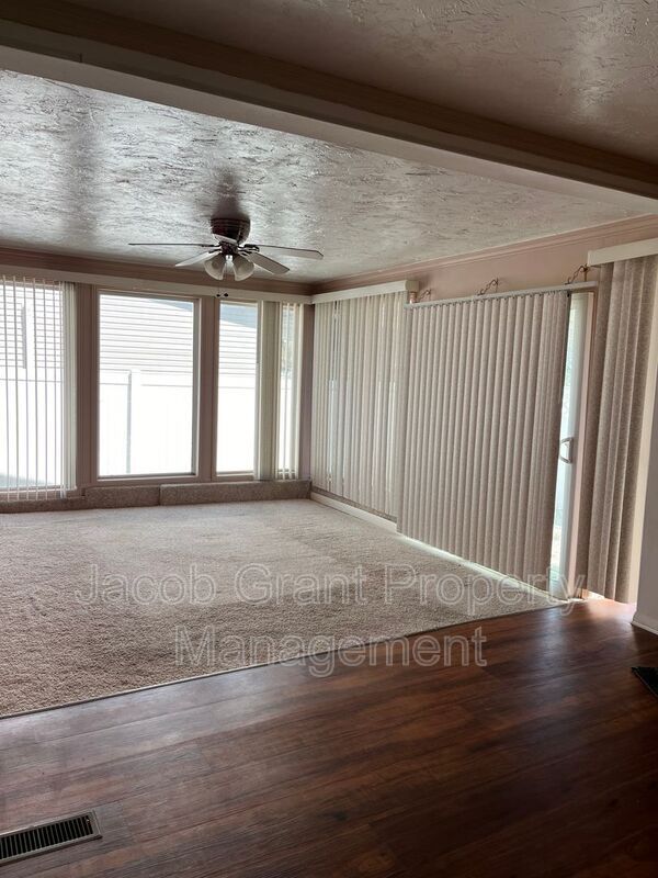 Foto del edificio - 1083 Westcliff Dr
